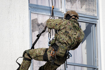 ロープ降下をする軍人（Abseiling soldier）
