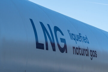 Ein Flüssiggastransporter mit der Aufschrift LNG liquefied natural