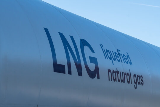 Ein Fl&uuml;ssiggastransporter mit der Aufschrift LNG liquefied natural