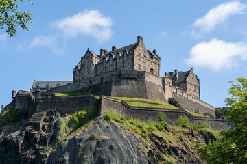 Fototapeta na wymiar Beautiful view of the Edinburgh Castle high on the hill, Edinburgh, Scotland
