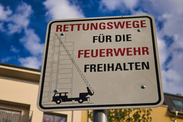 Schild Rettungswege für die Feuerwehr freihalten, Leipzig, Sachsen, Deutschland
