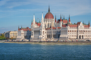 Obraz premium Hungarian Parliament and Danube River - Budapest, Hungary