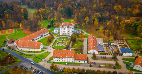 Widok z drona, Pałac Wojanów w jesiennej szacie. Dolina Pałacy kotlina Jeleniogówrska Polsk, architektura, drzwi, budowa, kamienie, stary, ciekawy, europa, dom, portal, fasada