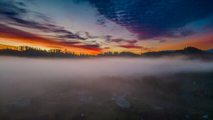 Wschód słońca, Okolice Pałacu Na Wodzie w jesiennej szacie. Dolina Pałacy kotlina Jeleniogówrska Polsk, ciekawy, europa,  charakter, mgła, krajobraz, woda, mgiełka, niebo, poranek, widok z drona.