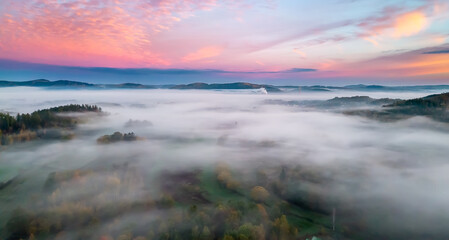 Wschód słońca, Pałacu Na Wodzie w jesiennej szacie. Dolina Pałacy kotlina Jeleniogówrska Polsk, ciekawy, europa,  charakter, mgła, krajobraz, woda, mgiełka, niebo, poranek, widok z drona.