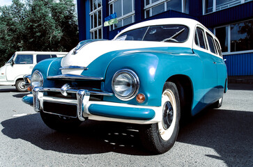 Obraz na płótnie Canvas Color detail on the headlight of a vintage car