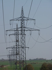 Hochspannungsmasten, Frontnansicht vor blauen Himmel
