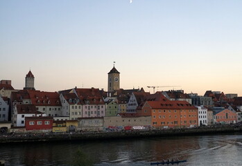 Obraz premium Blick über die Donau zur Altstadt von Regensburg
