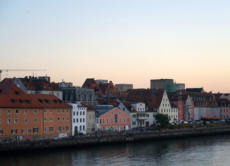Obraz premium Blick über die Donau zur Altstadt von Regensburg