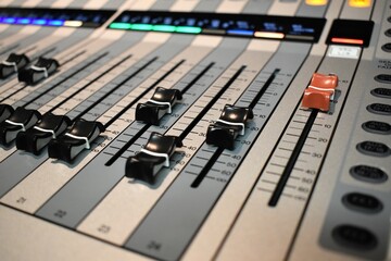 音楽ホールの音響ミキサーPA