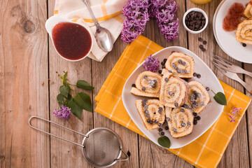 Swiss roll cake con chocolate chips.