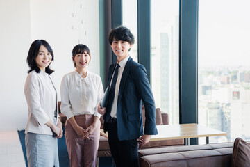 オフィスで働くビジネスパーソン