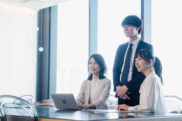 オフィスで働くビジネスパーソン