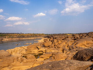Fototapeta na wymiar The sandstone and rock field (Sam Phan Bok) .in the middle of the Mekong river during the dry season.