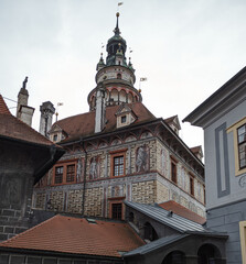 Obraz premium Picturesque autumn cityscape of Cesky Krumlov overlooking its historic centre and ancient Castle on bank of Vltava river, Czech Republic