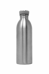 Una borraccia in acciaio su sfondo bianco