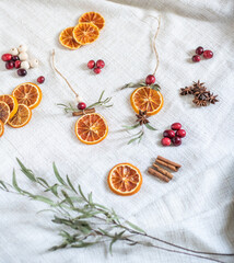 Natürliche Dekoration für Weihnachten mit getrockneten Orangenscheiben, Zimt, Cranberry, Anis und...