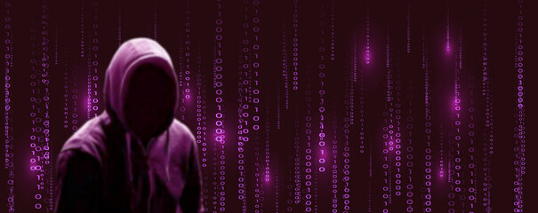 Silhouette du cybercriminel sur fond de données binaires violet