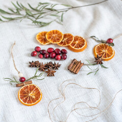 Natürliche Dekoration für Weihnachten mit getrockneten Orangenscheiben, Zimt, Cranberry, Anis und Eukalyptus, Weihnachtsdeko im Scandi-Look minimalistisch gestaltet
