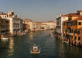 Fototapeta na wymiar view of the grand canal and boat passing by in Venice, Italy