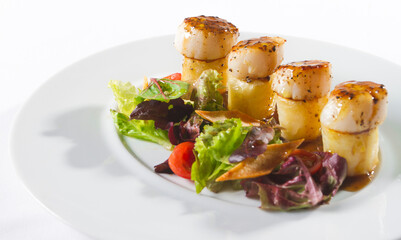 Pan-fried scallops and vegetables; food tasty 