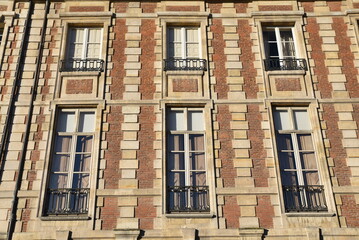 Façade brique et pierre à Paris