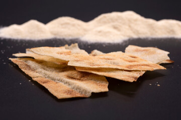 tipico pane carasau croccante tradizionale sardo su fondo nero 