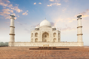 Obraz premium Famous Taj Mahal. Indian Symbol - India travel background. Agra, India