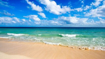 Fototapeta na wymiar Beautiful beach and waves of Caribbean Sea, Riviera Maya, Mexico