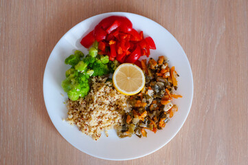 Quinoa, millet et sunflower seeds with vegetables