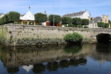 Fototapeta premium Le confluent entre la rivière Isole et la rivière Ellé, ville de Quimperlé, département du Finistère, Bretagne, France