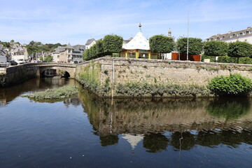 Le confluent entre la rivière Isole et la rivière Ellé, ville de Quimperlé, département du Finistère, Bretagne, France