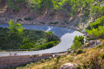 Radfahrerin mit Kind in den Bergen von Mallorca