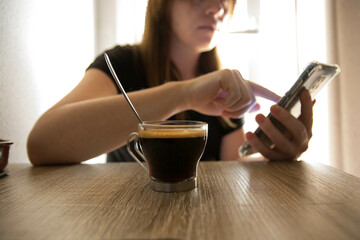 Mujer estudiante tomando taza de café . Close up.