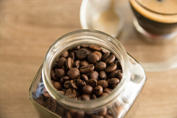 Taza de café y granos de café sobre fondo de madera. Copy space.