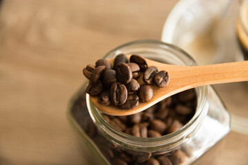 Taza de café y granos de café sobre fondo de madera. Copy space.