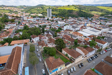 Obraz premium Ouro Fino city located in the interior of Minas Gerais. It is part of the Caminho da Fé, part of the mesh circuit and with several coffee plantations. Houses, trees and mild climate.