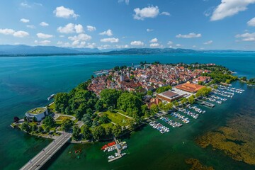 Fototapeta na wymiar Das pittoreske Lindau am Bodensee mit seiner Altstadtinsel von oben