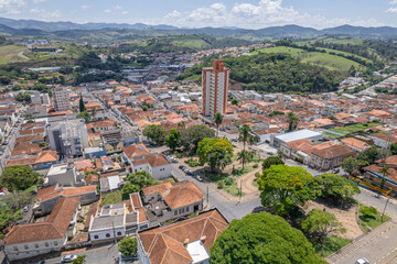 Fototapeta na wymiar Ouro Fino city located in the interior of Minas Gerais. It is part of the Caminho da Fé, part of the mesh circuit and with several coffee plantations. Houses, trees and mild climate.