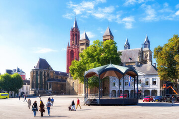 Maastricht, Nederland. Sint-Janskerk (links) en Sint-Servaasbasiliek (rechts) gezien vanaf het Vrijthof