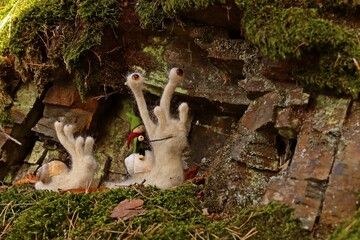 Filzwichtel reitet auf Filzschnecke durch den Wald.