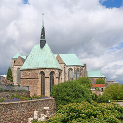 Fototapeta na wymiar Magdalenenkapelle und die Kirche St. Petri im sommerlichen Magdeburg. Sachsen-Anhalt, Deutschland