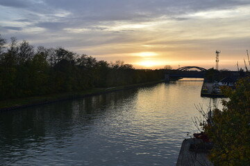 Naklejka premium Sonnenuntergang am Mittelland-Kanal in Lohnde