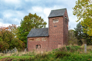 Obraz premium Alter Trafoturm, Trafohaus bei Satzvey in der Eifel,