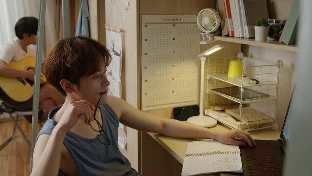 Young Chinese university student using laptop in dormitory,4K