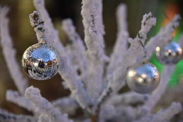 Boules de Noël argentées