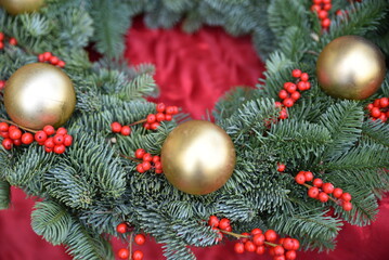 Couronne de Noël à boules or et baies rouges