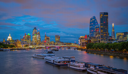Fototapeta premium Skyline der City of London zur Blauen Stunde