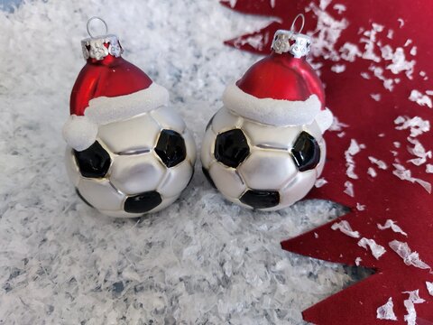 Katar Fu&szlig;ballweihnachtskugeln im Schnee mit Gesicht