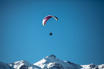 Fototapeta na wymiar paragliding in winter in the mountains